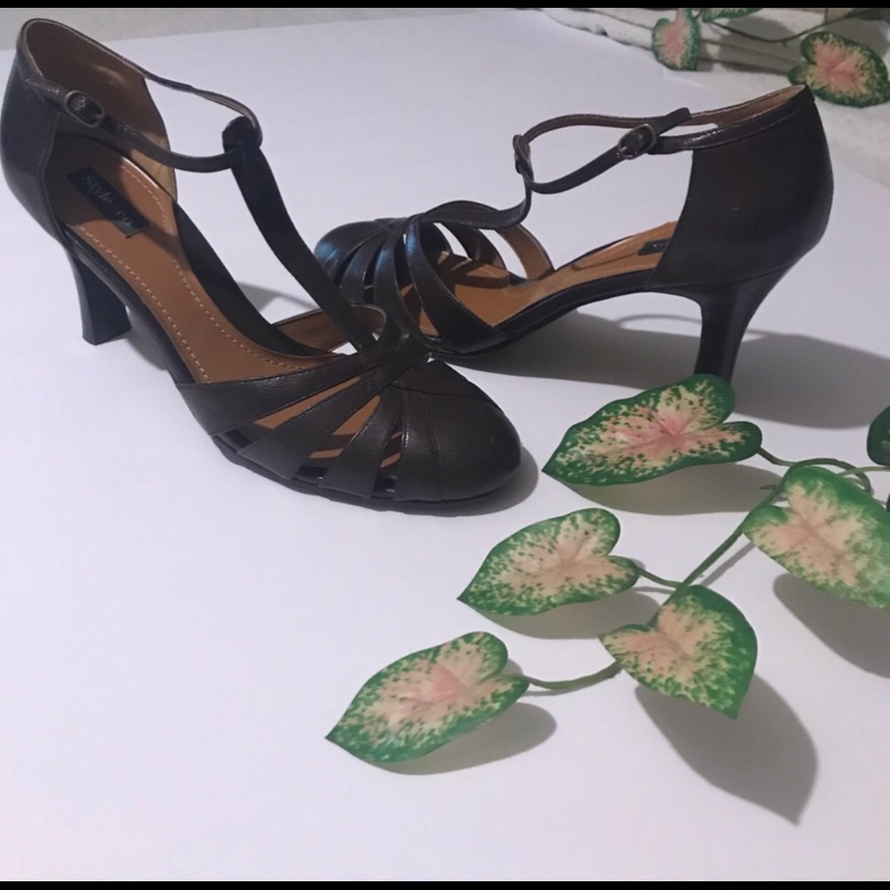 Size 9 Medium Style & Co. (Brown) heeled sandal.